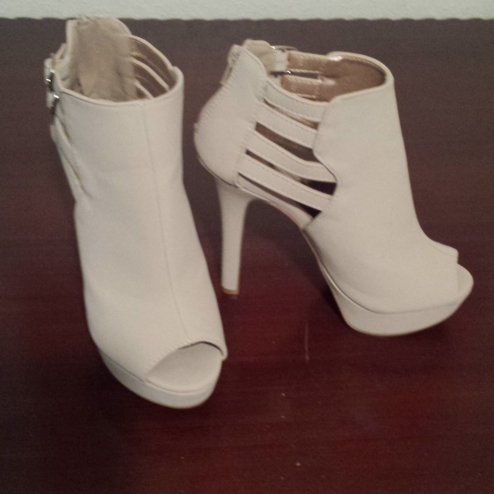 Beige Cream open toe caged Booties Shooties 7.5